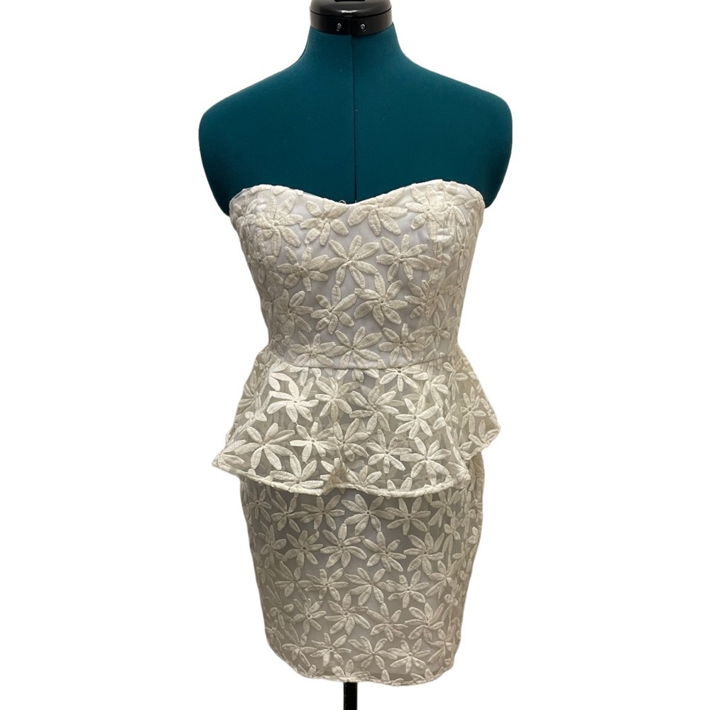 Pins and needles | Strapless mini with peplum NWOT